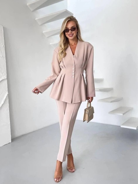 Costum feminin bej elegant la comandă